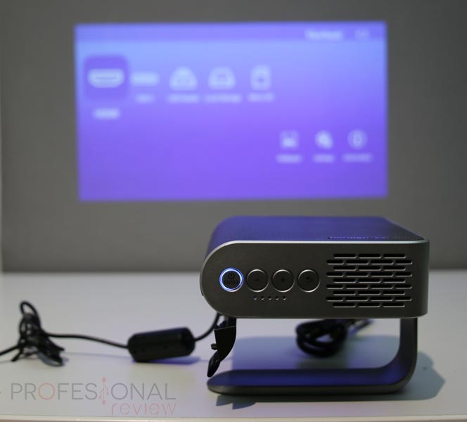 El mini proyector portátil que parece un altavoz cuenta con sonido Dolby  Digital, tiene enfoque automático y un ofertón en