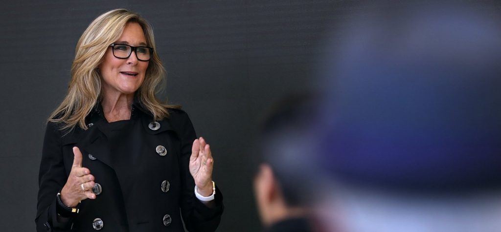 Ángela Ahrendts responde a las crítica sobre su pasado como jefa de ventas en Apple