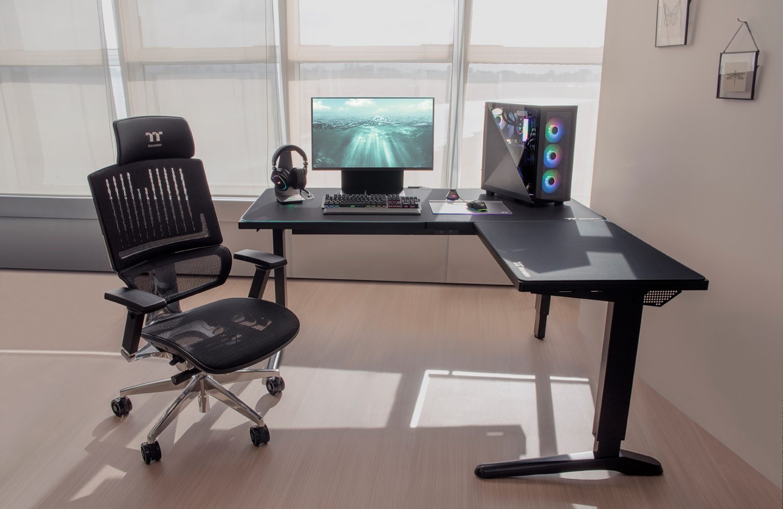 Thermaltake Presenta Su Mesa Gaming ToughDesk 500L RGB Battlestation