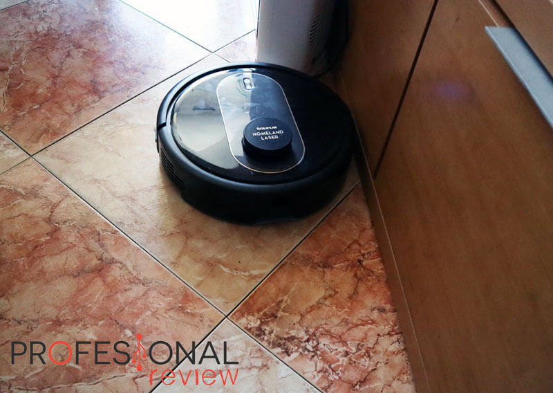 Roomba con la lupa azul encendida - Blog AspiradoraRobot