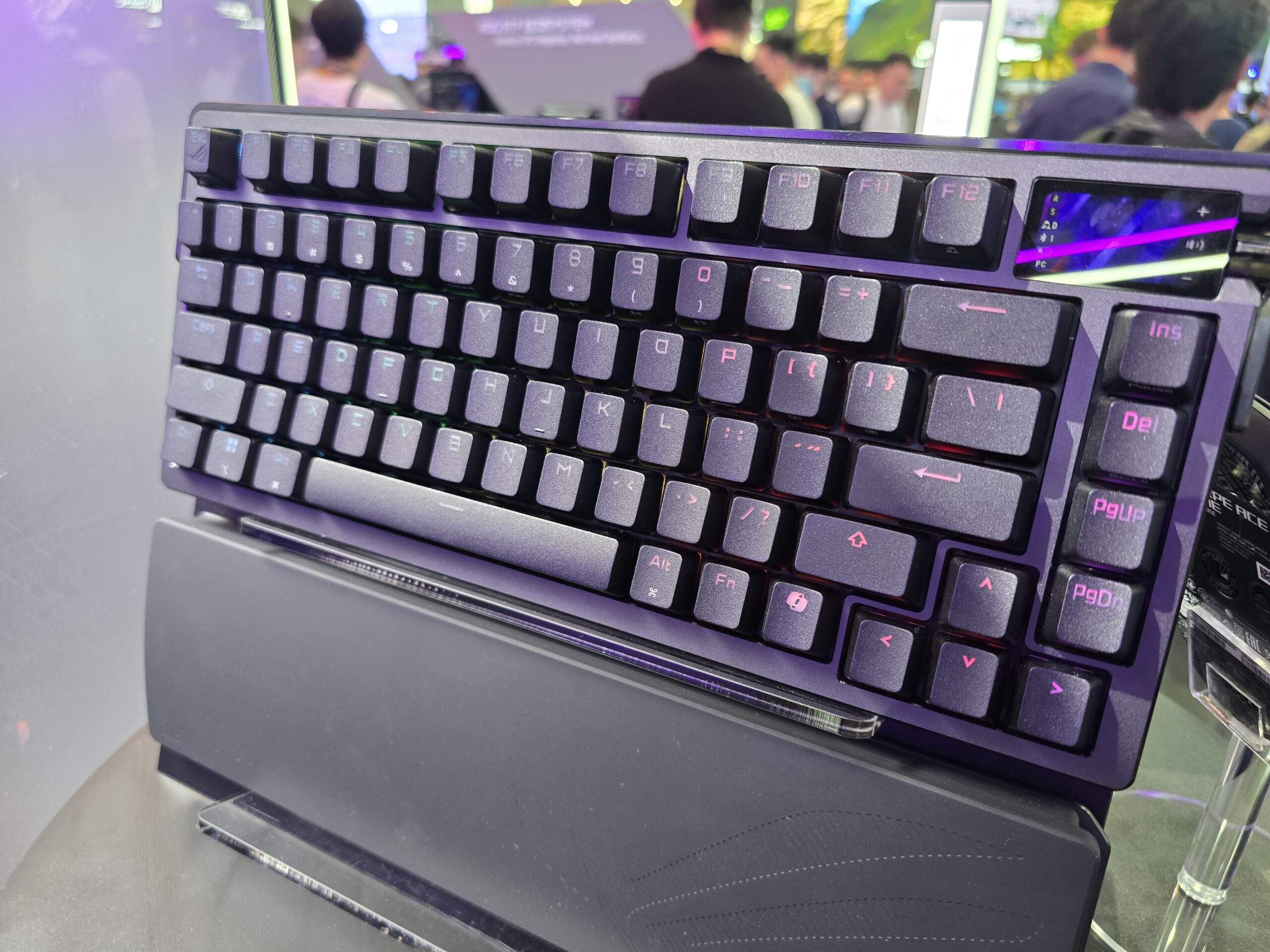 ASUS ROG Azoth Extreme, un teclado TKL inalámbrico con OLED y fibra de carbono