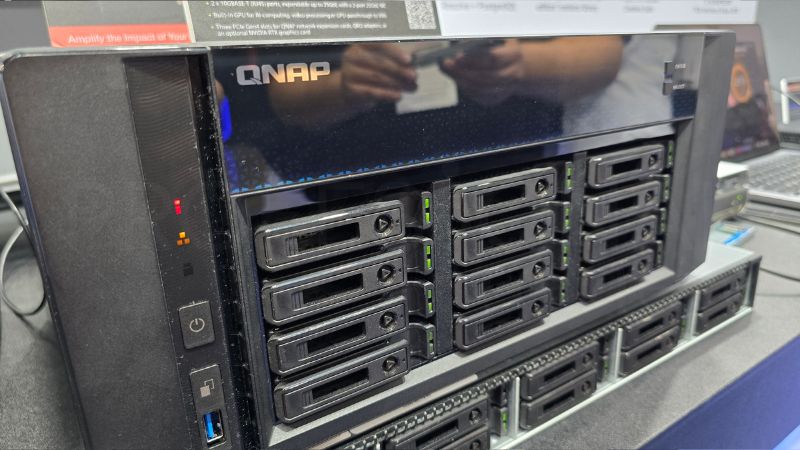 QNAP presenta los NAS TS-h1277AFX y TS-765eU: DDR5, puertos 2.5GbE y Ryzen 7000