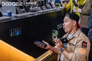 youtuber en estand de doogee mwc